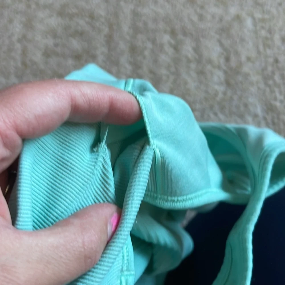 Lululemon tank with shelf bra built in sz 6 - Picture 7 of 7